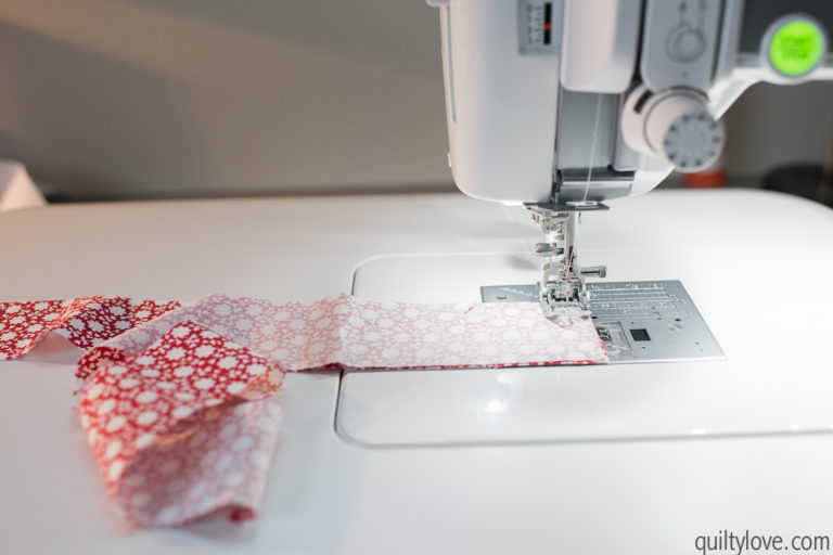 How to make a doll quilt Free tutorial Quilty Love