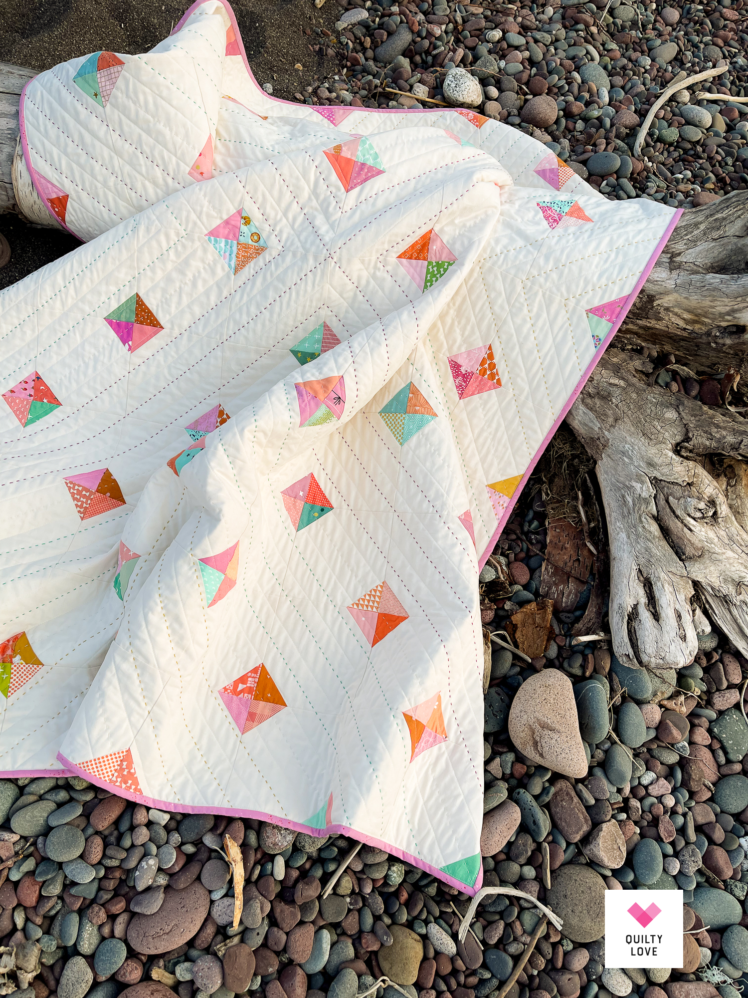 Free scrap stash quilt pattern - Scrappy Corners quilt - Quilty Love